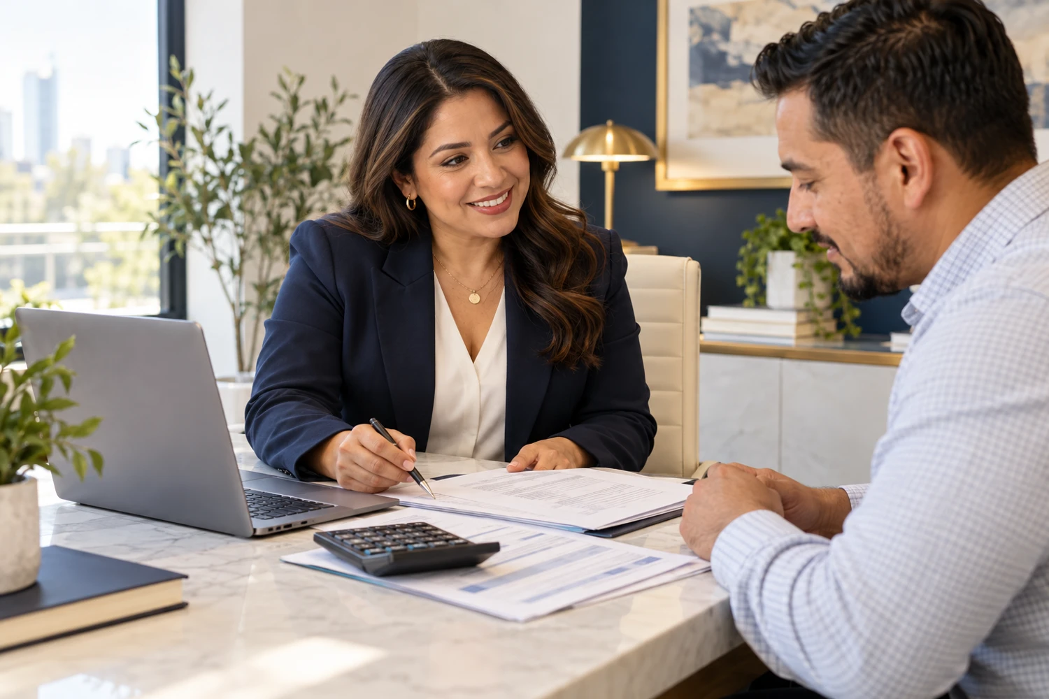 Profesional de impuestos revisando documentos junto a un cliente en una oficina moderna
