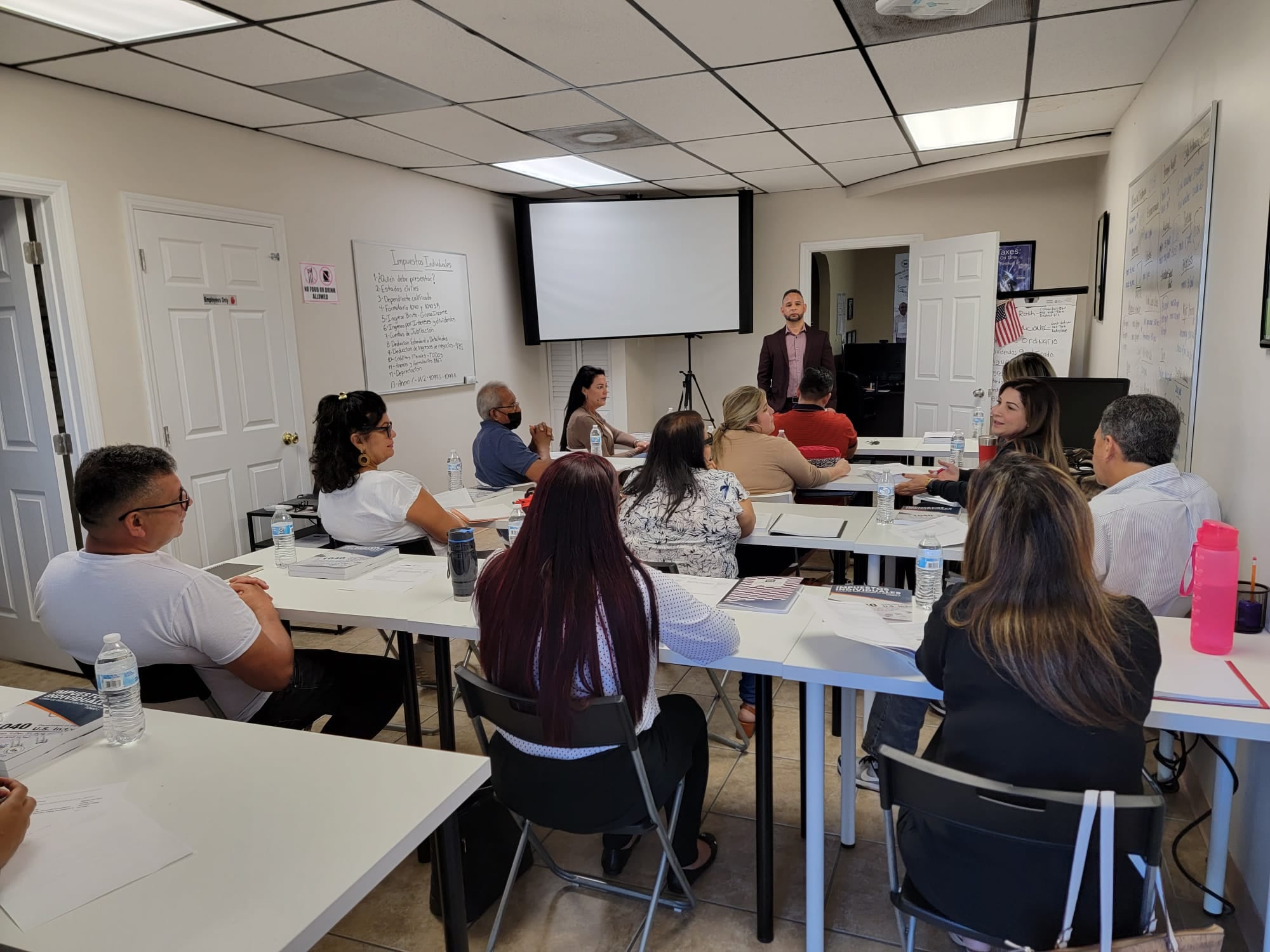Estudiantes participando en una clase presencial de preparación de impuestos