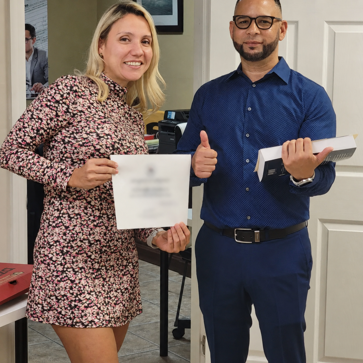 Estudiante mostrando un certificado con información protegida junto al instructor
