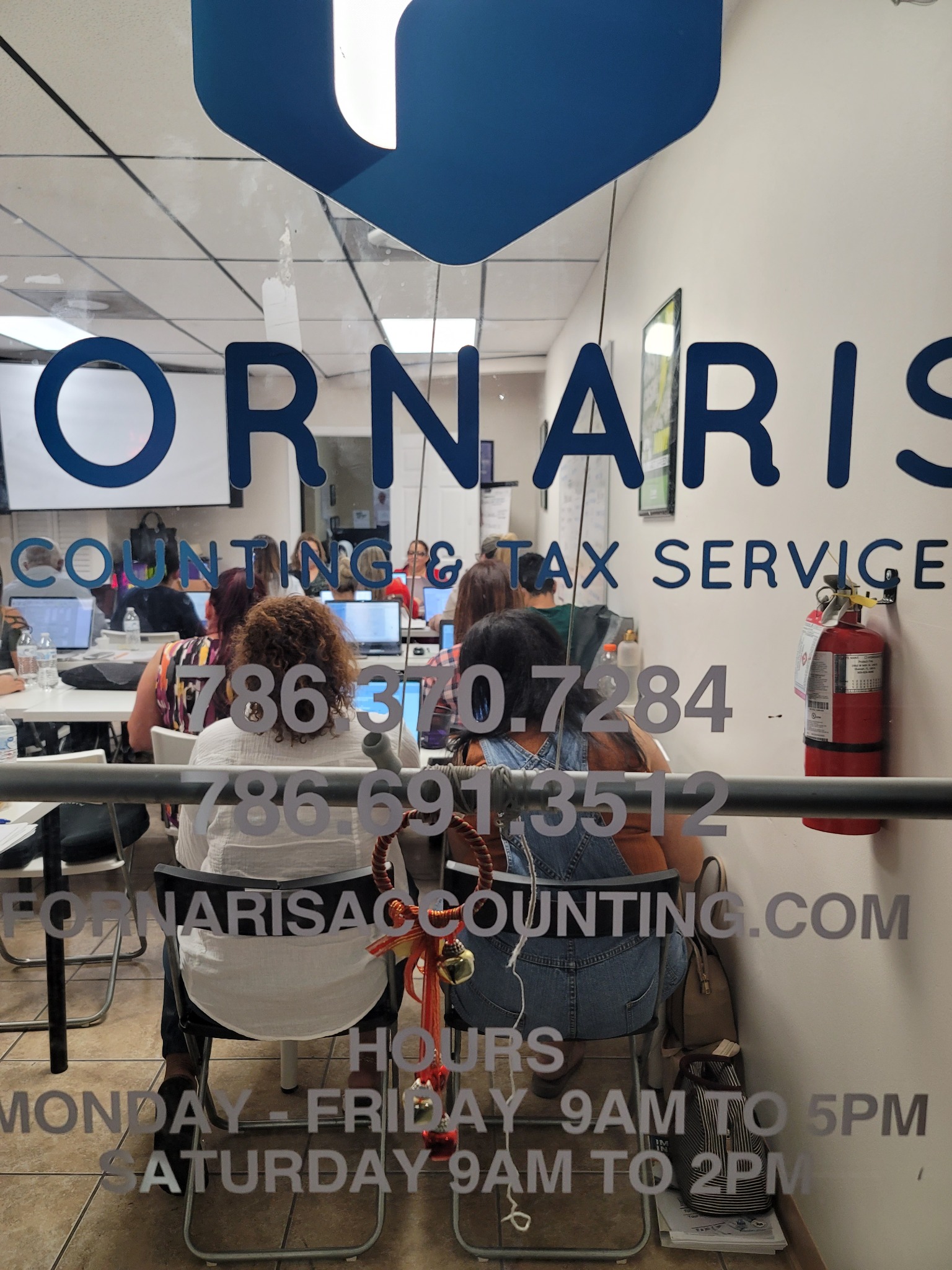 Vista de estudiantes trabajando con sus computadoras dentro del salón